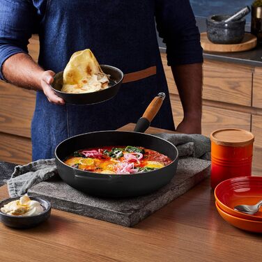 Чугунная сковорода 28 см Matt Black Signature Le Creuset