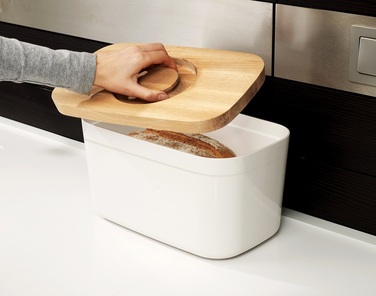 Хлебница пластиковая с разделочной доской из бамбука белая Bread Bin Joseph Joseph